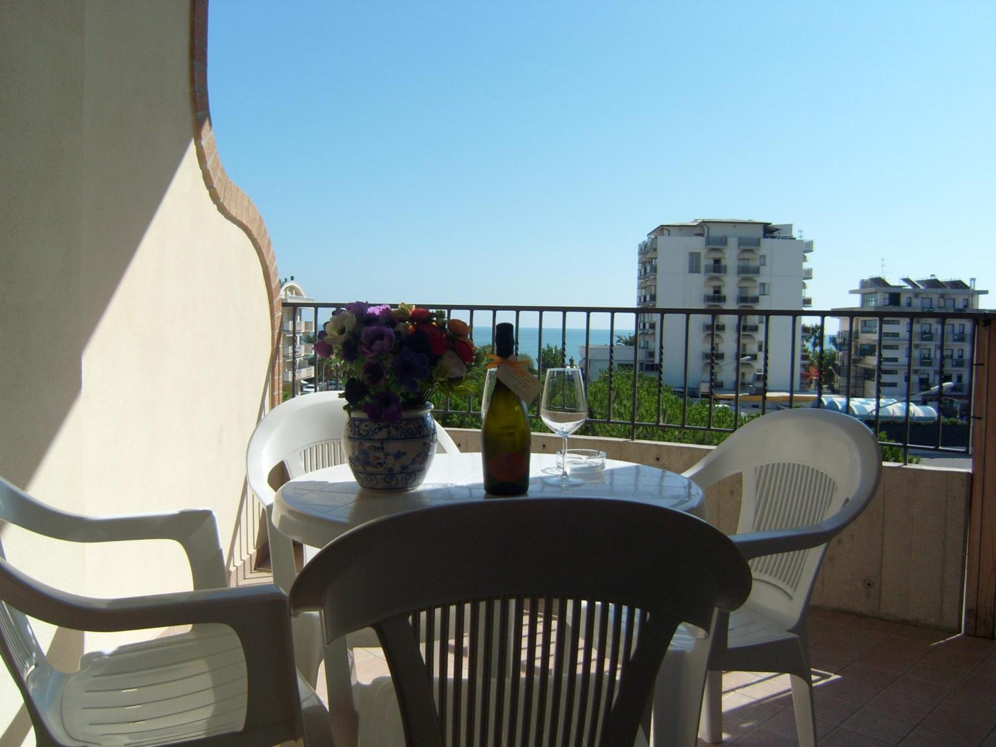 Residence Torre Del Mar Alba Adriatica Phòng bức ảnh